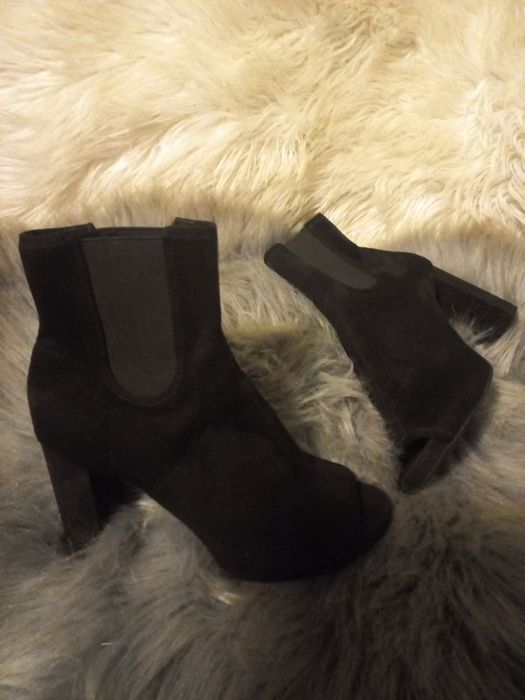 Замшеві ботильйони з відкритим носком