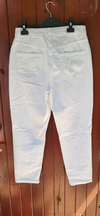 Białe spodnie Mom Fit z rozdarciami Primark