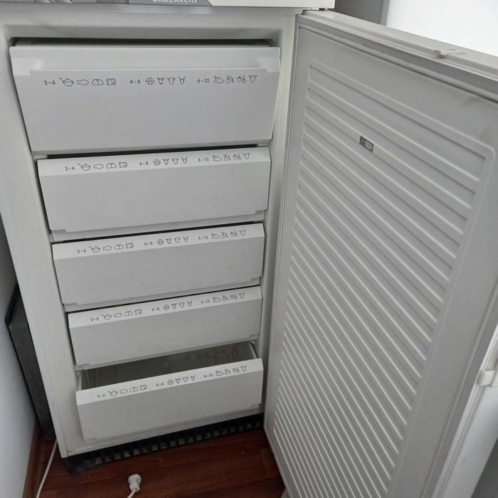 Морозильна камера з товстими стінками