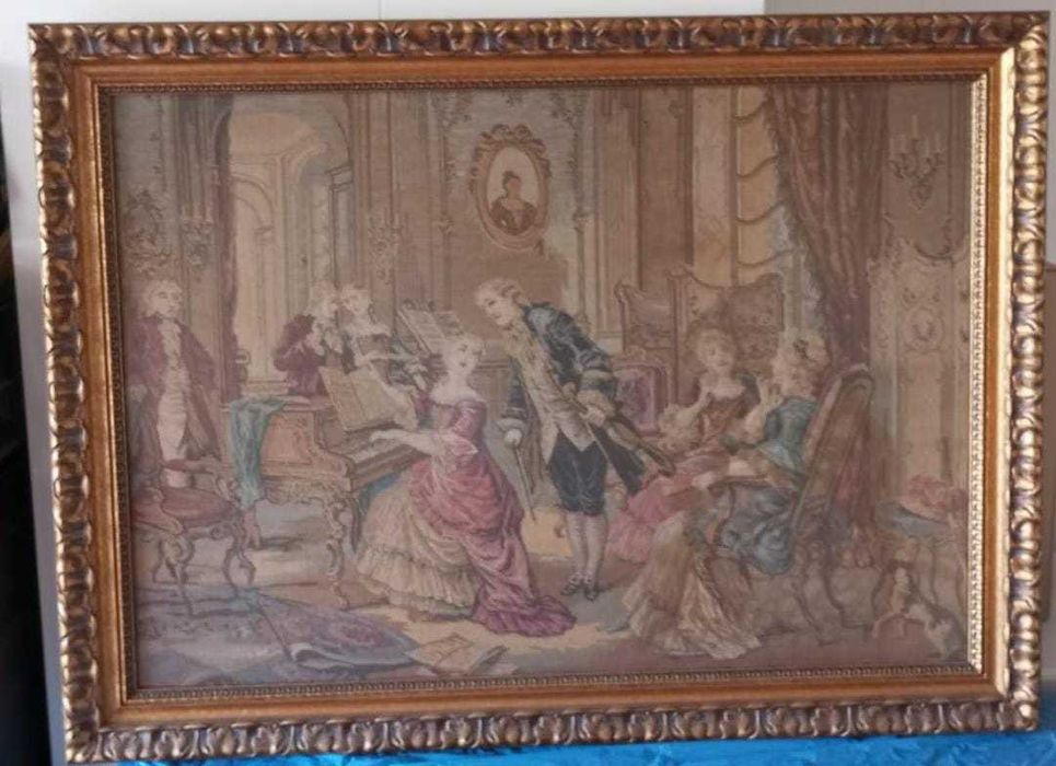 Quadro 102×75cm com moldura dourada e desenho em tecido antigo