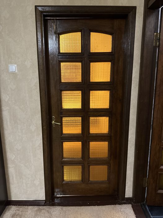 Классические межкомнатные двери из массива дерева