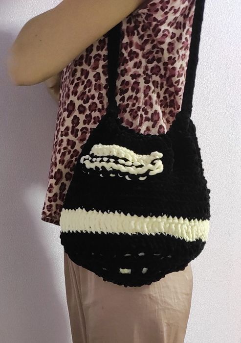 В'язана чорно-біла сумочка