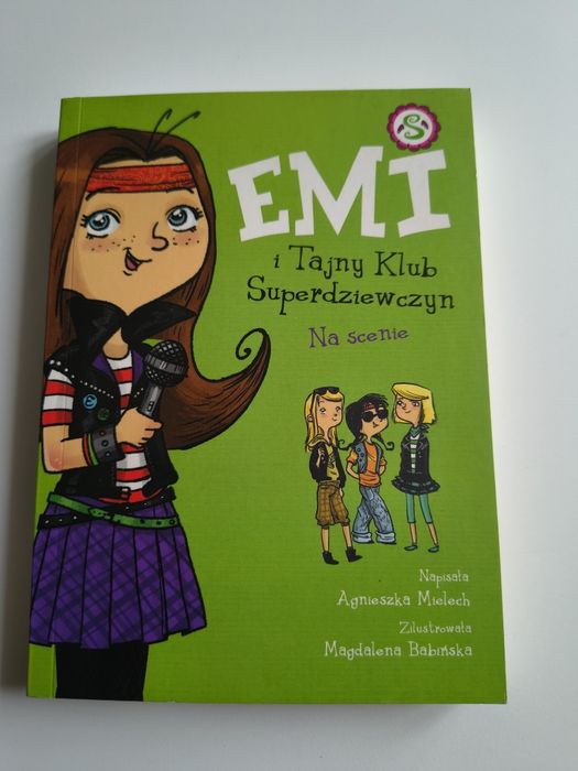 Emi i Tajny Klub Superdziewczyn Na scenie