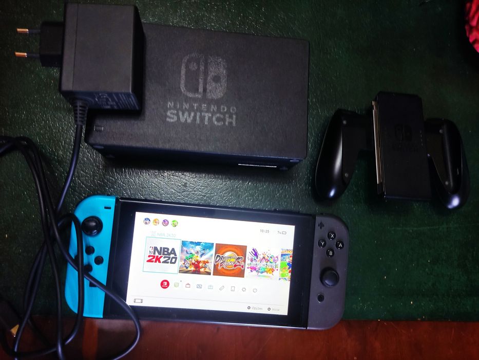 Consola Nintendo Switch em ótimo estado, com todos os acessórios.

- Inclui base de carregamento.
- Joy-Cons nas cores azul e cinza.
- Ca
