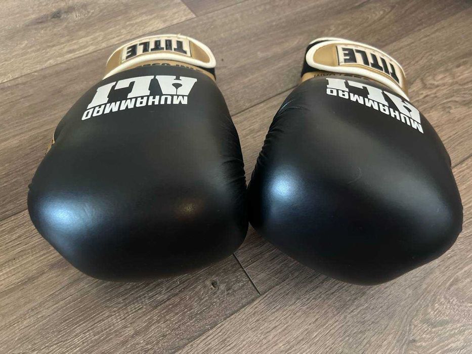 Боксерські рукавички Title Ali Infused Foam Training Gloves (чорно-золоті) 16oz