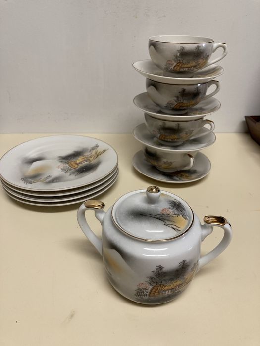 4 chavenas de chá, 4 pratos de doce e 1 açucareiro.
