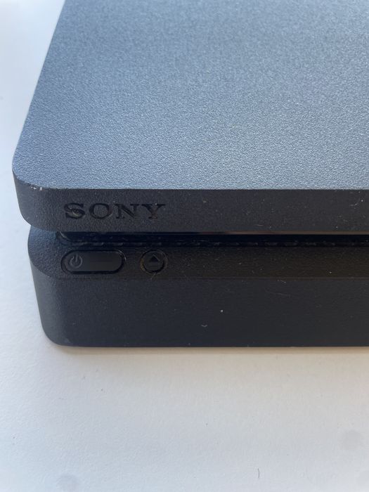 PS4 Slim como Nova + 2 Comandos + 4 Jogos (Excelente Estado)