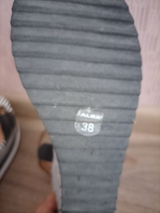 Босоніжки на платформі