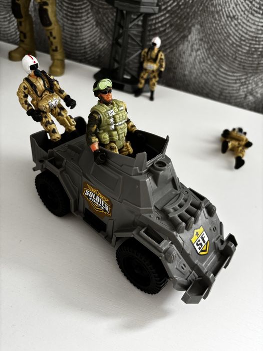 Іграшки військова техніка