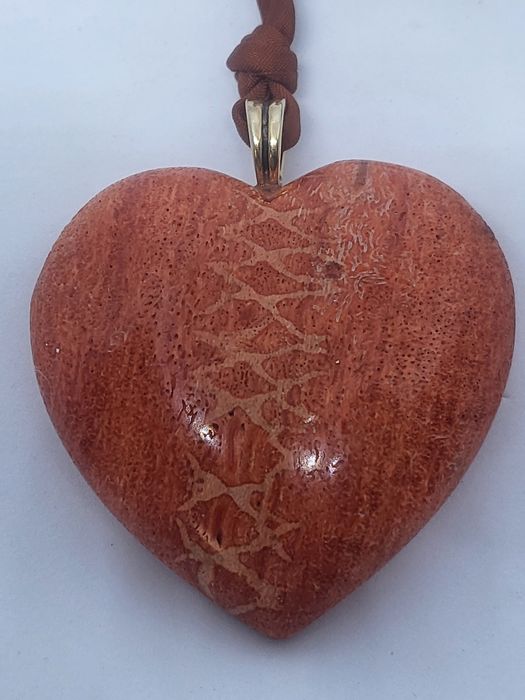 Кулон .подвеска коралловый