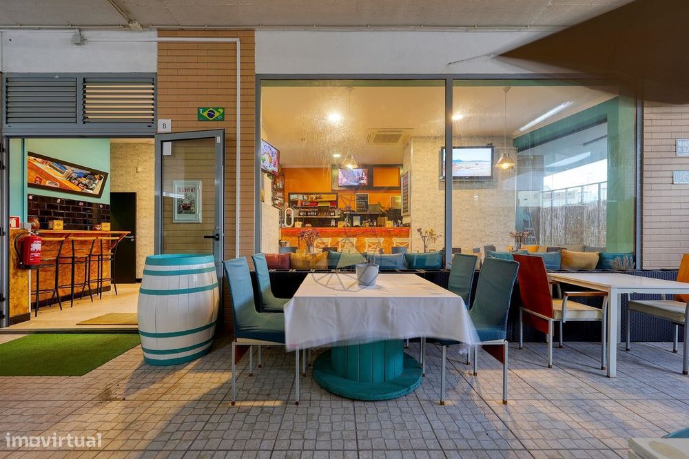 Snack Bar Mobilado e Equipado em Funcionamento para Trespasse na Vila