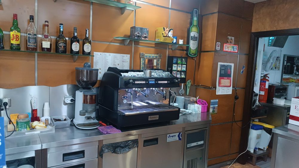 Trespasse de café completo, equipado e a funcionar no máximo