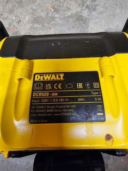 radio dewalt dcr020
