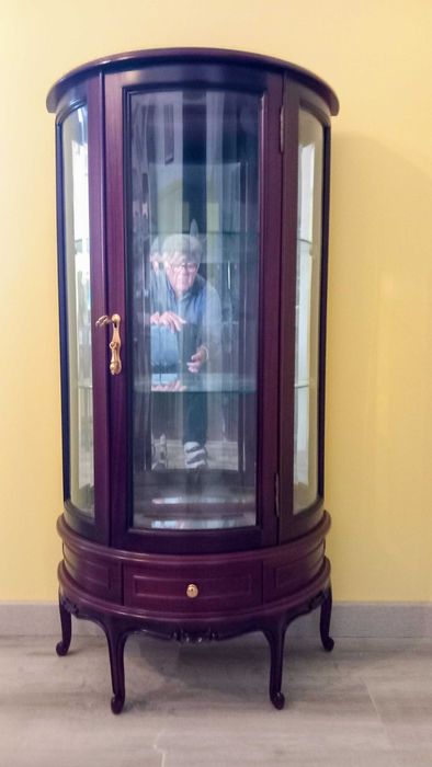 Cristaleira em mogno