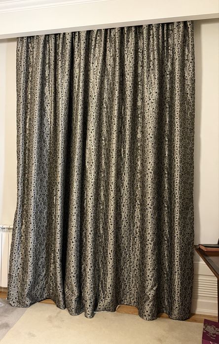 Cortinados e colcha de cama modernos