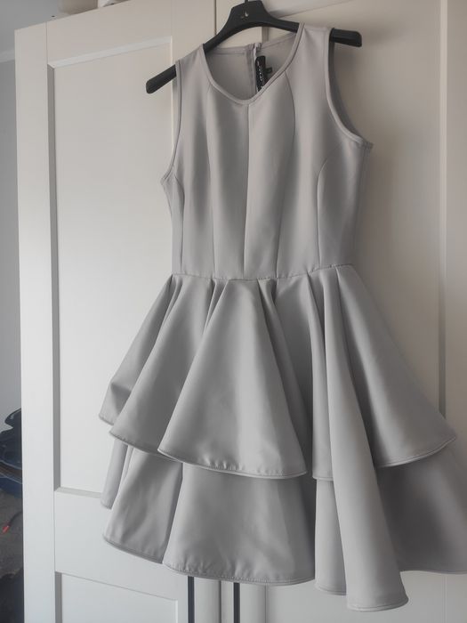 Sukienka Lou Ashe M L wesele komunia szara z falbanami piękna M / L