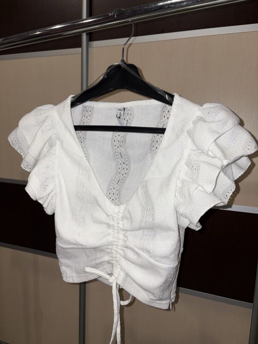 Блуза біла з рюшами на рукавах
