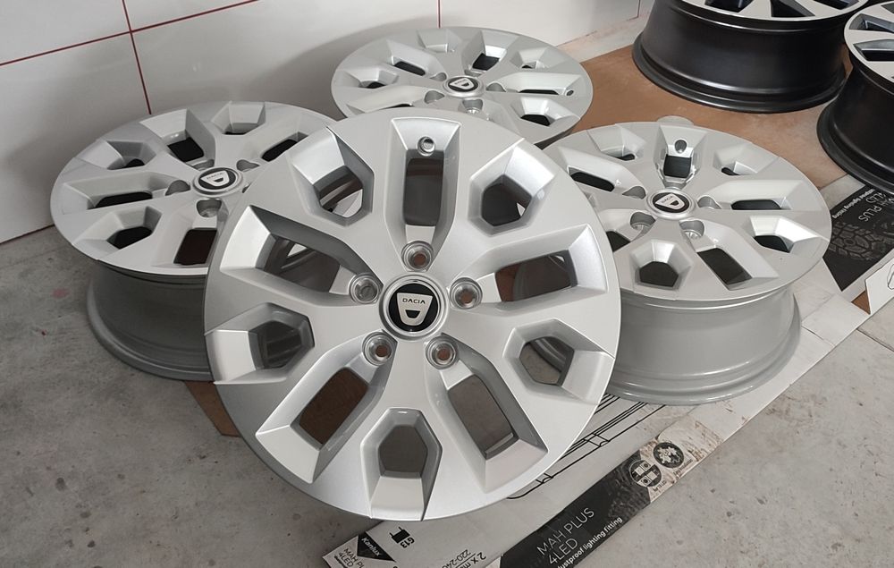 16 5x114.3  Dacia Duster felgi aluminiowe komplet NOWE