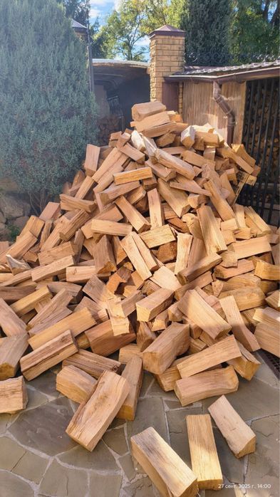 Дрова дуб,ясень,акація 3100 грн та сосна 2200 грн ,колоті. Доставка