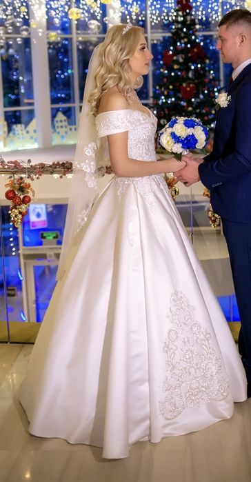 Весільна атласна сукня з мереживом