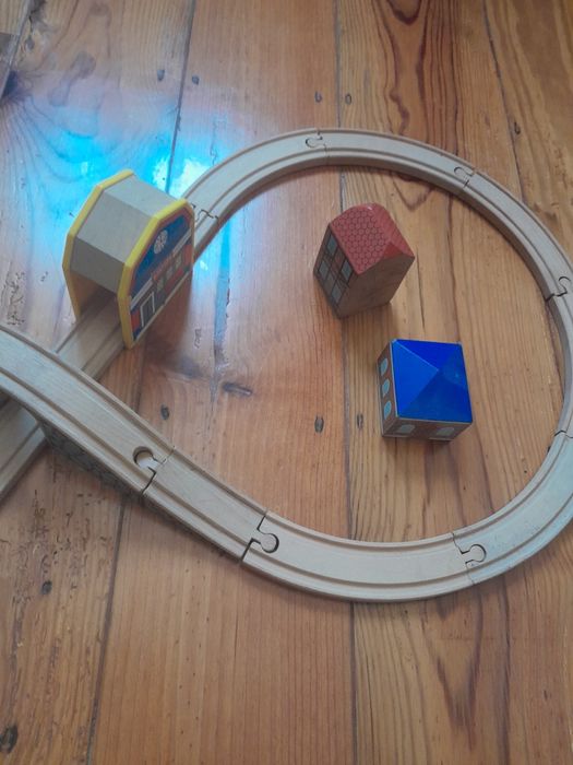 Pista de combóios de madeira com acessórios