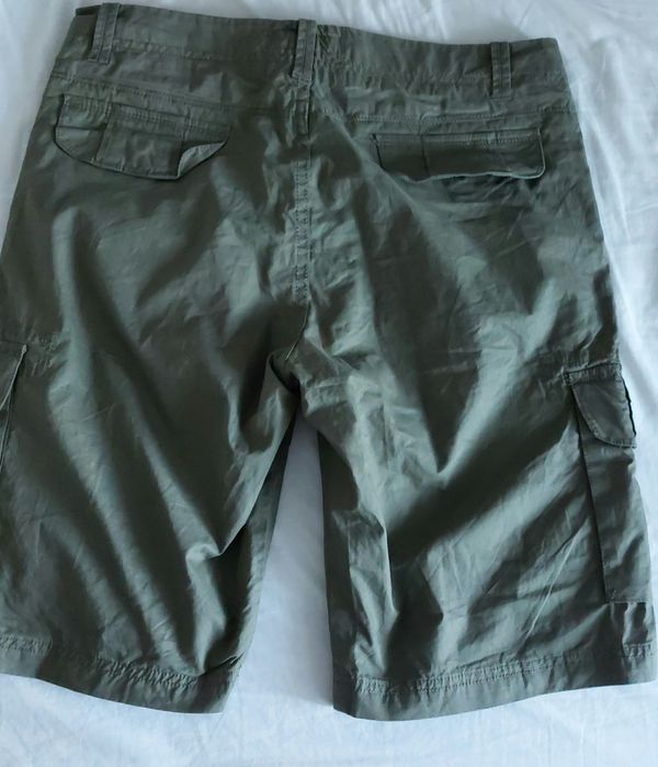 Шорти з кишенями зелені . Нові  обх талії 44см. довжина 55см. Писати н