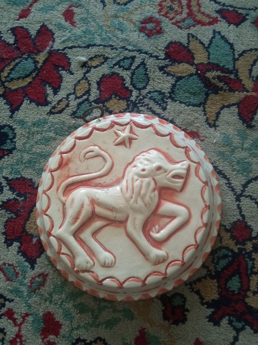 Porcelanowa ozdoba na ścianę