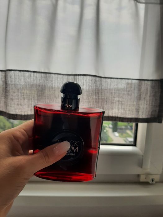 Black Opium YSL  Yves Saint Laurent EDP  Over red