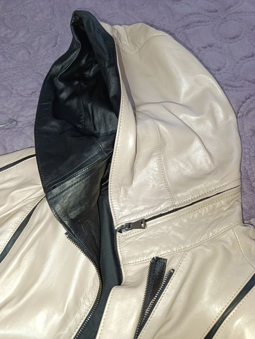 Жіноча шкіряна куртка