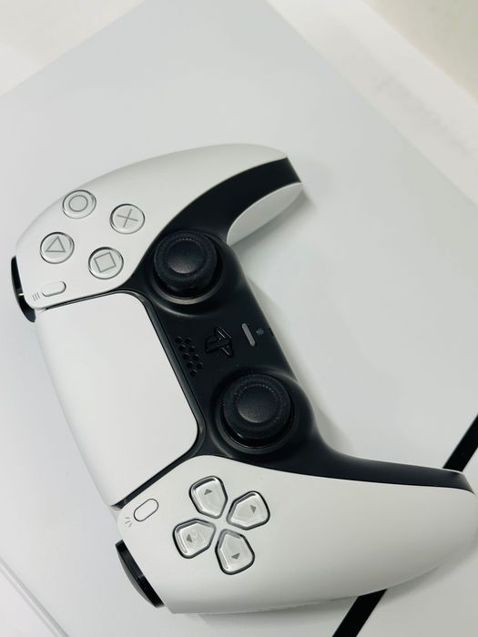 Konsola PlayStation 5 z napędem 1TB + Pad + 2 gry + stacja ładująca