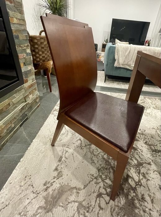 Conjunto de Cadeiras de Madeira Maciça com Estofo em Pele