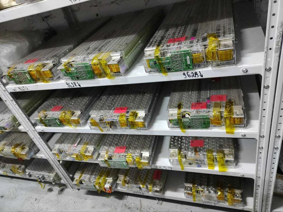 Модулі основних батарей Tesla під розбір на елементи