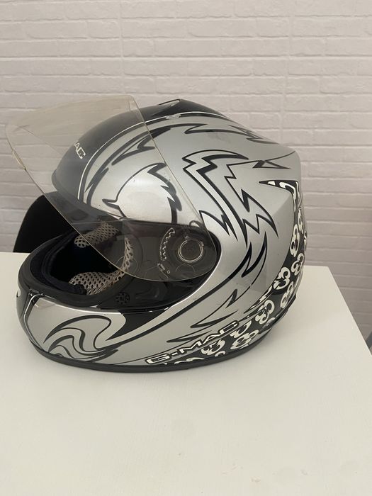 Vendo capacete preto e cinzento