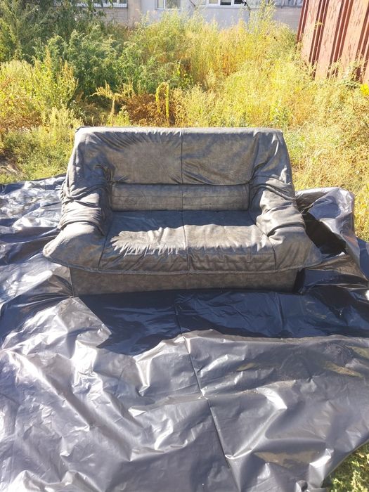 Диван кожаний не розкладний офісний..