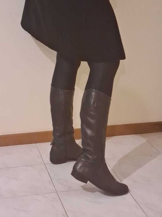 Linda bota em couro em ótimo estado de conservação.