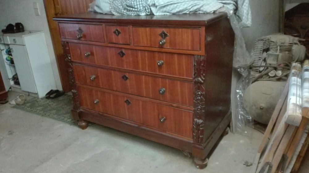 vendo inponente comoda antiga  em vinhatico e frente pau rosa capiada