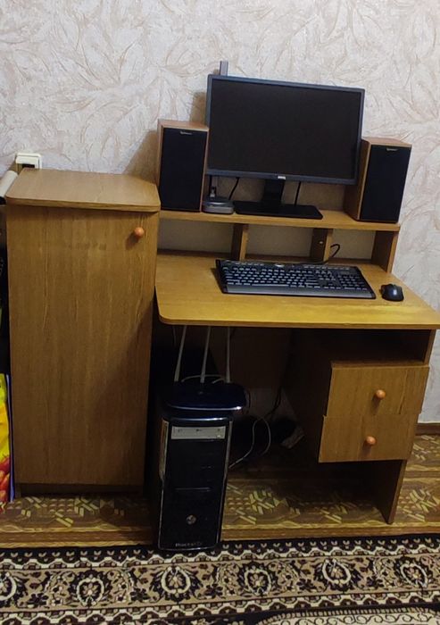 Комп'ютерний стіл для навчання