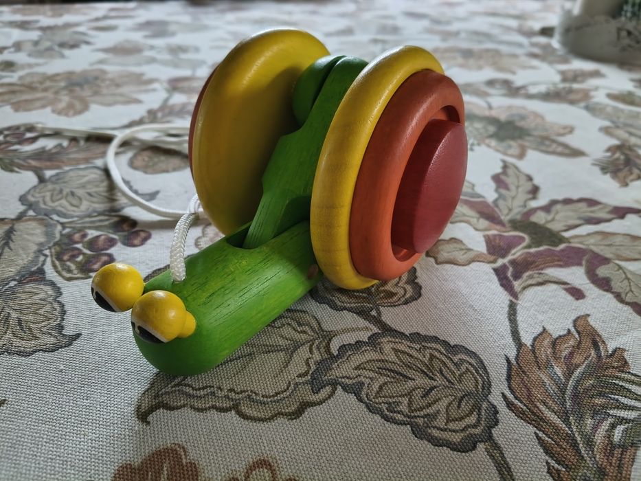 Drewniany ślimak na sznurku