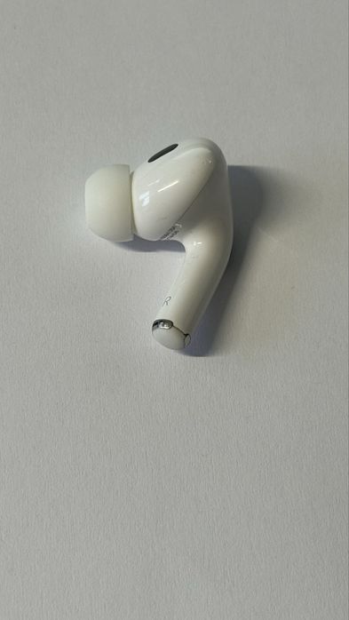 Продам правий навушник airpods pro3