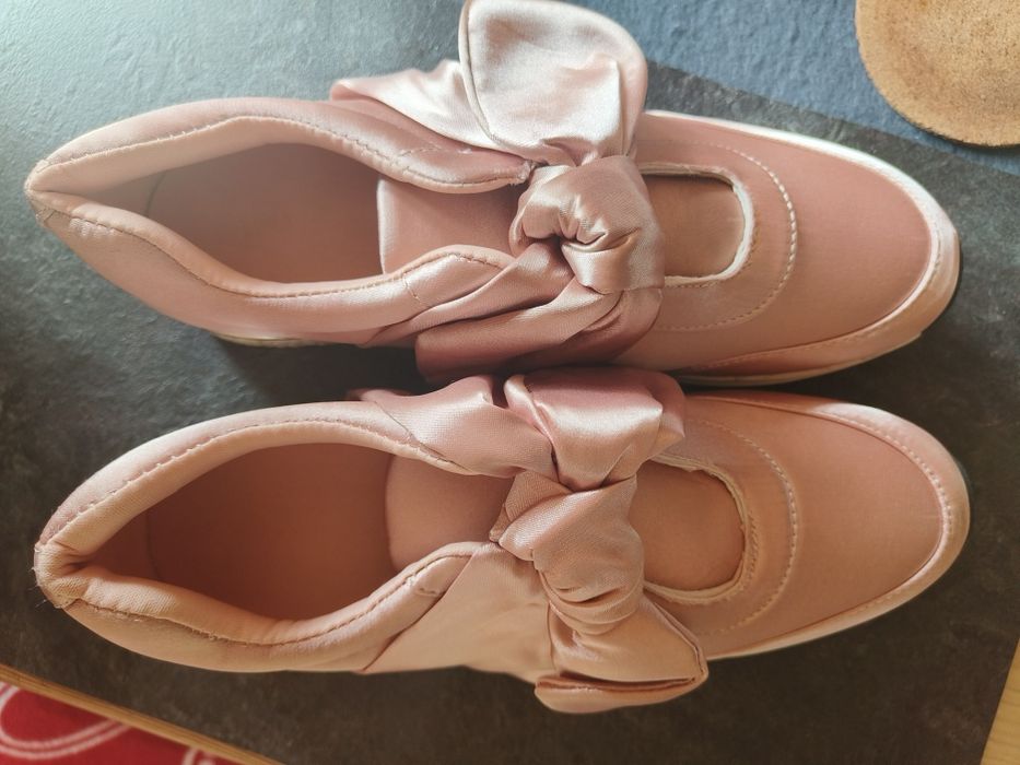 Piękne nowe adidasy w kolorze brudnego różu