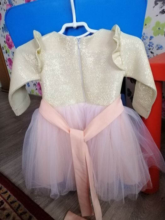 Продам нарядне  плаття на дівчинку (рост 86 см)
