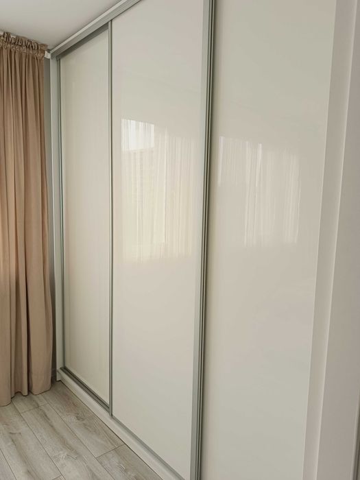 Biała szafa przesuwna