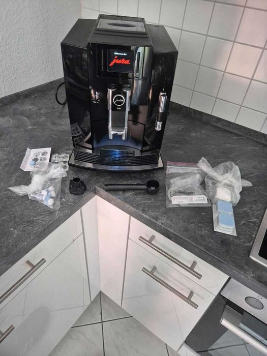 Automatyczny ekspres do kawy Jura E80 Piano Black z akcesoriami