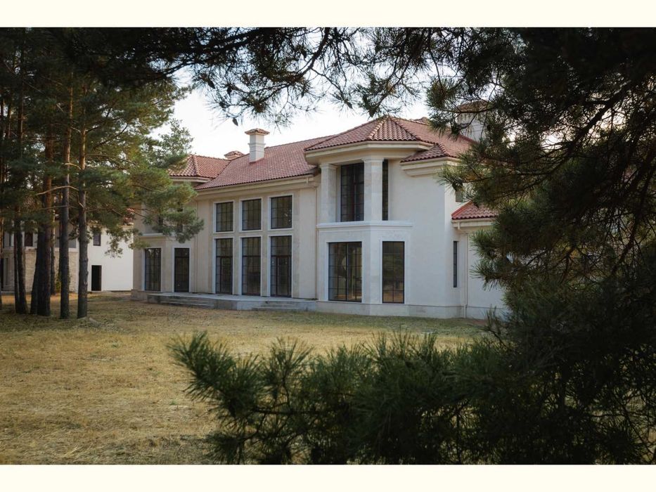 Резиденція на воді 923 м²  48 соток  берегова лінія 69 м
