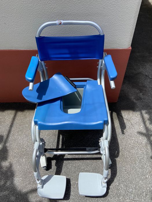 Cadeira de rodas alta para banho
