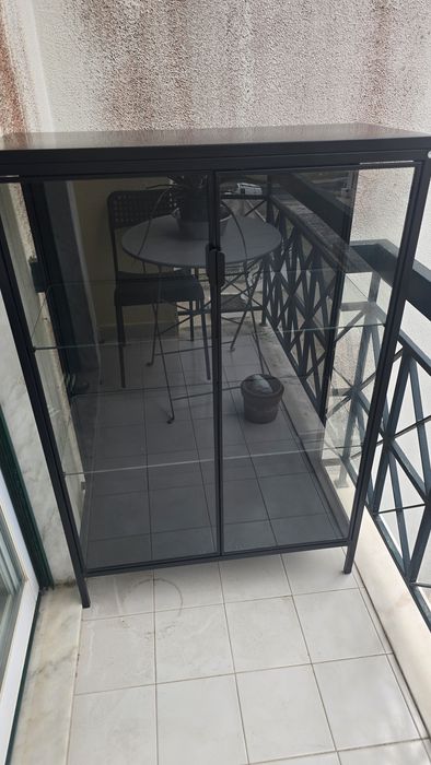 Estante em ferro e vidro