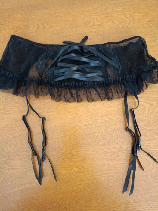 Piękny pas do pończoch.