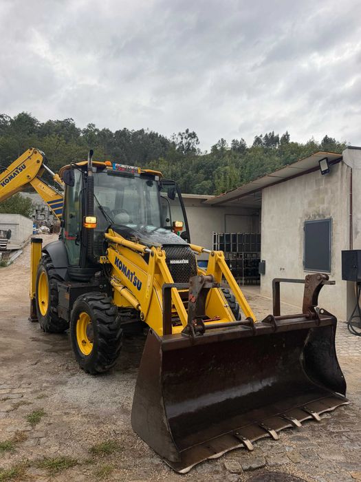 Retro-escavadora Komatsu WB93R-8 L3