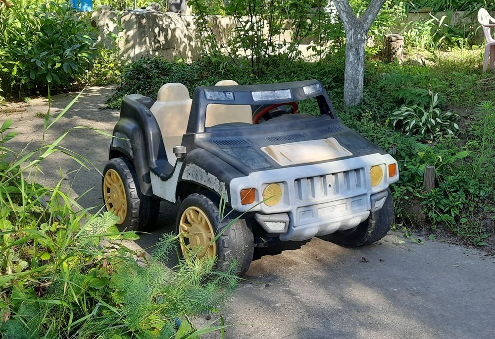 Дитячий електромобіль