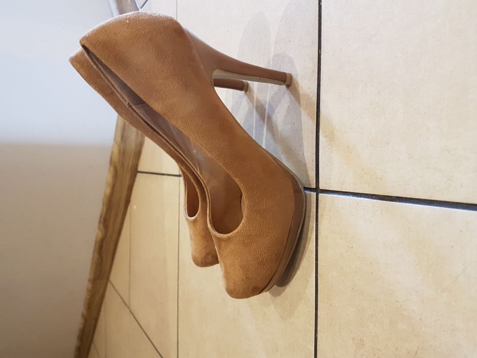 Szpilki na platformie